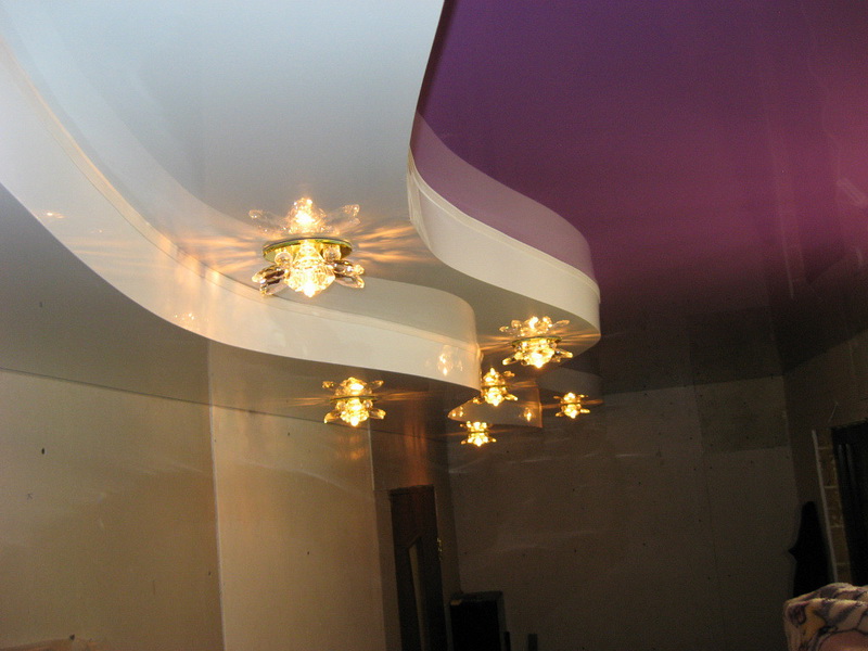 двухуровневые натяжные потолки с подсветкой